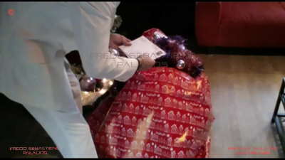 엄마, 나는 크리스마스 선물을 받았습니다. 털이 많은 금발의 엄마 암캐 와 큰 엉덩이 미친 약 수탉